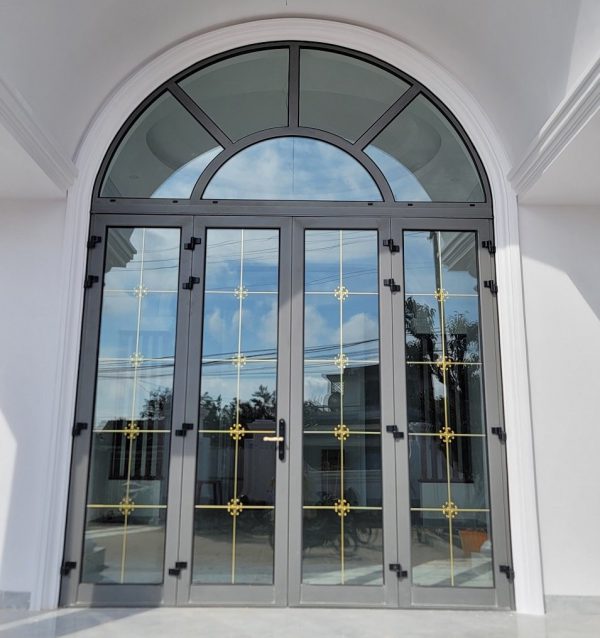 Aluminum door with floor hinges
